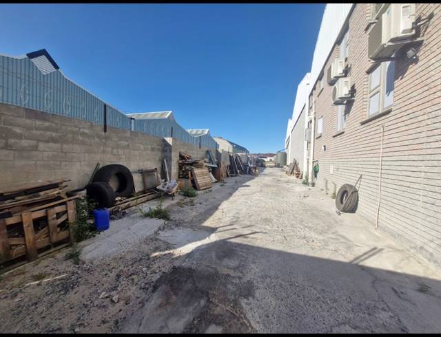 1,270M² WAREHOUSE TO LET IN STIKLAND INDUSTRIAL